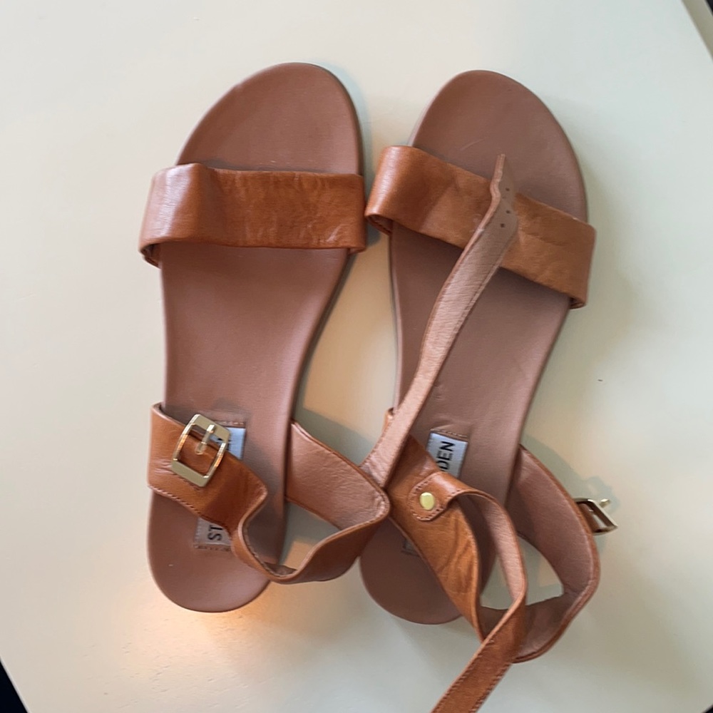 Tan Steve Madden flat sandals. Size 6. Worn once.